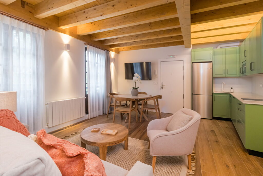 Apartamentos La Botica salón primero izquierda