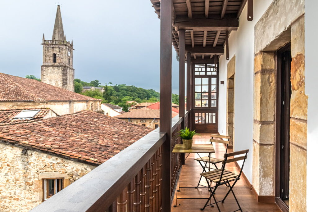 Apartamentos La Botica balcón segundo derecha