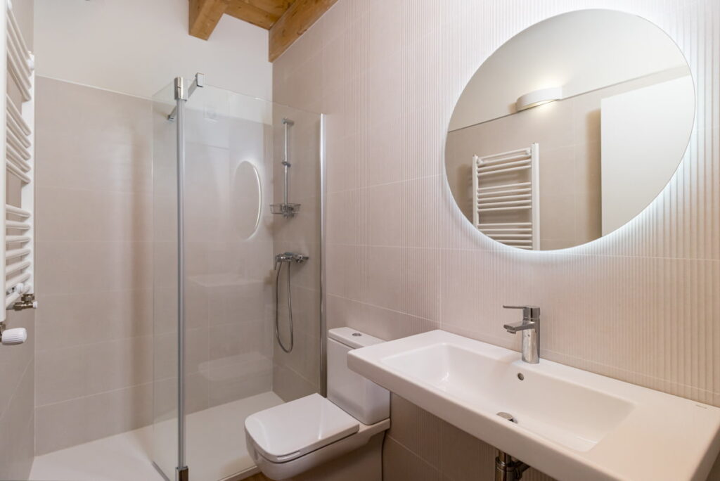 Apartamentos La Botica baño segundo derecha