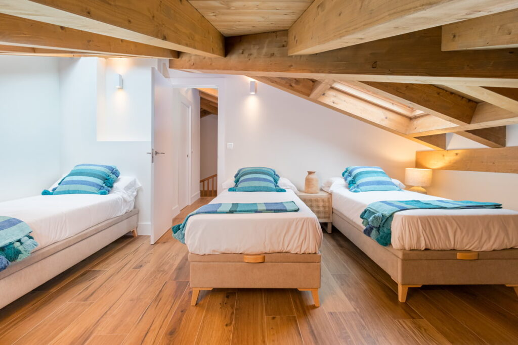 Apartamentos La Botica habitación triple segundo derecha